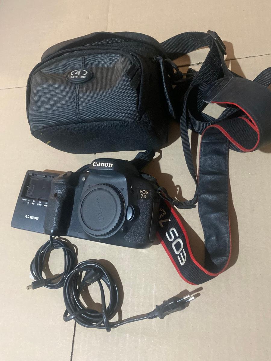 Digital SLR - CANON EOS 7D BODY|32 GB MEMORY CARD|USB & POWER CABLES Charger Carry Bag Good Condition